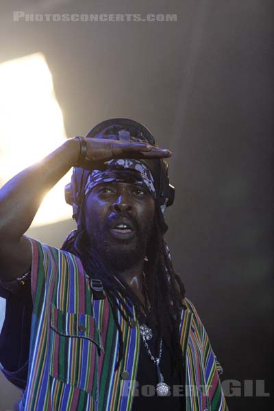ASIAN DUB FOUNDATION - 2005-09-09 - LA COURNEUVE - Parc Departemental - Grande Scene - 